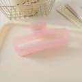 Détail d'une grande pince à cheveux carrée de 13cm rose givré avec ressort robuste - Rose Clair Gelée
