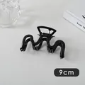 Detailansicht der 9cm großen mattschwarzen Haarklammer für elegante Dutt-Frisuren - M-Form (2#) / 9cm / Schwarz