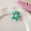 Detalle de una linda pinza para el pelo de oso de resina verde con corazón rosa - Verde Rosa - Clip de Pico de Pato