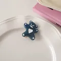 Detalle de horquilla de oso en resina azul oscuro con corazón en plato de cerámica blanco - Navy Blue - Duckbill Clip