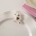 Primer plano de una pinza para el pelo de oso de resina blanca con detalle de corazón café - Blanco Café - Clip de Pico de Pato