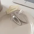 Detail von zwei gebürsteten silbernen Haarklammern mit Ausschnitten auf Display-Karte - Breite Massiv/Hohl Oval Kombination (12#)