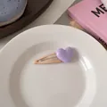 Detalle de una linda pinza para el cabello con forma de corazón en un plato de cerámica blanca - Clip Beige con Corazón Morado Claro