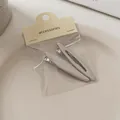 Primo piano di fermagli per capelli in metallo spazzolato argento in confezione retail - Combo Ovale Pieno/Cavo Snello (3#) / 6cm / Argento