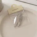 Dettaglio di due fermagli per capelli in argento satinato in una confezione elegante - Stile Ovale Snello (1#) / 6cm / Argento