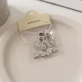 Detailansicht der silbernen Schmetterlings-Haarspangen auf Keramikschale mit Karte - Schmetterlingsform Stil (17#)