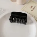 Pinza de pelo cuadrada negra brillante en plato cerámico con tarjeta de café francés - Negro Brillante