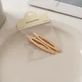 Detailansicht von zwei gebürsteten goldenen Entenschnabel-Haarspangen auf Keramik - Schlanker Hohler Ovaler Stil (8#)