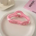 Nahaufnahme der rosa Wellen-Haarklammer mit glänzender Oberfläche und Metallfeder - Wolken-Stil / Hellrosa