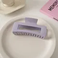 Lavendel-Haarspange groß in Wellenform auf Keramikteller mit ästhetischer Dekoration - Quadratischer Stil / Helllila