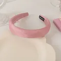 Detailansicht des rosa Stoff-Haarreifens mit schwarzem handgefertigtem Webetikett - Rosa