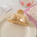 Détail de la pince à cheveux noeud crème avec inscription France Handmade sur plat blanc - 9.5cm / Jaune Crème