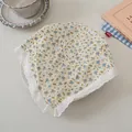 Detailaufnahme von Blumen-Bandana mit weißem Spitzenbesatz in gemütlicher Kulisse - Beige Blumig
