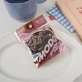 Vue détaillée d'élastiques à cheveux marron de taille bébé sur une assiette en céramique - Option D (Mixte: Café, Marron)