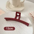 Makroaufnahme einer 13cm burgunderroten glänzenden Haarklammer für elegante Frisuren - Langer Gerader Stil