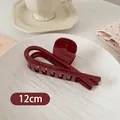 Detail von 12cm dunkelroter großer Haarklammer auf elegantem weißem Teller - Abgerundeter Kreuzstil