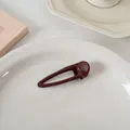 Barrette à cheveux classique bordeaux poli sur une plaque en céramique blanche - Goutte de Vague