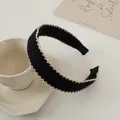 Detail eines schwarzen Plüsch-Haarreifs mit beigen, gewellten Steppkanten aus weichem Stoff - 4# Schwarz