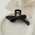 Pinza per capelli a fiocco nero lucido su un piatto di ceramica bianca in stile minimal - Nero Lucido