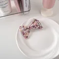 Fermaglio per capelli a fiori in tessuto viola e rosa su un piatto di ceramica bianco - Tessuto N. 11 - Fiori Viola E Bianchi