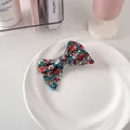 Fermaglio per capelli a fiori per bambina con motivo blu navy su vassoio - Tessuto N. 13 - Fiori Blu E Rossi