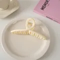 Glänzende cremeweiße Haarspange mit Wellendesign für dickes Haar im modischen Stil - Überkreuz-Stil / Glänzendes Weiß