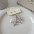 Set aus zwei silbernen Haarspangen in Sternform mit minimalistischem Bürstenfinish - Pentagramm Stern Stil (23#)