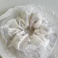 Detail von floralem Organza-Haargummi mit blauen Schleifen und doppeltem Spitzenrand - 2# Blau