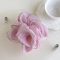 Primer plano de un coletero de seda rosa nacarado sobre una bandeja de vidrio - Rosa