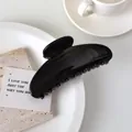 Detail einer großen glänzenden schwarzen Haarklammer für dickes Haar Styling - Glänzend Einfarbig (FJ772) / Schwarz