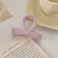 Détail d'une pince à cheveux nœud violette avec finition brillante et ressort doré - Décoration de Nœud / 8cm / Rose Poudré