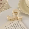 Détail d'une pince à cheveux crème en forme de vague avec ressort en métal doré - Pince en S / 8cm / Beige