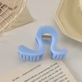 Vue détaillée de la pince à cheveux bleu clair profilée avec ressort doré en métal - Pince en S / 8cm / Bleu Lait