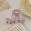Détail de la pince à cheveux lilas montrant le fini brillant et le ressort métallique - Pince en S / 8cm / Rose Poudré