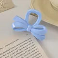 Detail einer himmelblauen Haarklammer in Schleifenform aus glänzendem Kunstharz - Prinzessinnen-Schleife / 8.5cm / Milchiges Blau