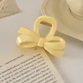 Detailaufnahme einer cremegelben Schleifen-Haarklammer in französischer Deko - Prinzessinnen-Schleife / 8.5cm / Milchiges Gelb
