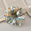 Detail eines blau gestreiften Haargummis auf einem Buch mit Kaffeetasse bei natürlichem Licht - Blau Gelb Gestreift - Doppelschicht