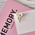 Elegante pinza para el pelo mini con lazo blanco crema hecha de aleación mate - crema