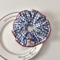 Coletero de cuadros azul y blanco con bordes rojos festoneados y etiqueta tejida - Coletero / Coletero Vichy Azul