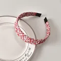 Diadema de tela vichy a cuadros rojos y blancos con textura sobre un plato blanco - Diadema / Diadema Vichy Roja