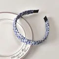 Diadema de tela trenzada a cuadros azules y blancos en un elegante plato de cerámica blanca - Diadema / Diadema Vichy Azul