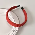 Diadema de tela retorcida roja con textura plisada y estilo universitario clásico - Diadema Roja Lisa