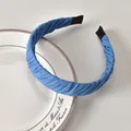 Diadema de tela a cuadros azules con textura retorcida sobre un plato de porcelana blanca - Diadema Azul Lisa