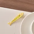Grazioso fermaglio per capelli a forma di pesce giallo con motivi ondulati rossi e bianchi - Pesce Giallo a Onde