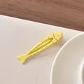 Fermaglio per capelli a forma di pesce giallo con onde rosa e finitura opaca dolce - Pesce Giallo Sorridente