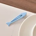 Fermaglio per capelli a forma di pesce blu chiaro opaco dal design minimale - Pesce Blu Tinta Unita