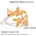 Detailansicht eines verstellbaren goldenen Wickelrings mit drei 3D-Schmetterlingsmotiven - Verstellbare Offene Größe / Gold