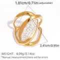 Verstellbarer goldener hohl gekreuzter Ring mit ovalem Mittelstück und kleinen Zirkonia - Verflochtenes Geometrisches Oval (A20-1-2601074)