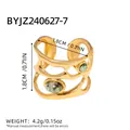 Detailansicht eines Goldrings mit 1,8cm Innendurchmesser und zwei grünen Natursteinen - Unregelmäßiger hohler breiter Ringstil (R01-2-240627-7)