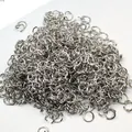 Dettaglio di anellini aperti in metallo argento lucido per la creazione di gioielli DIY - 0.7x4mm / Bianco K/Argento